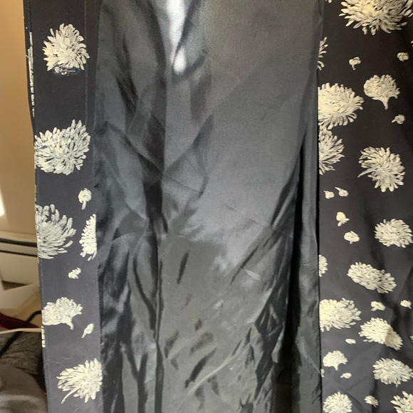 Long wrap around silk skirt - Picture 7 of 12